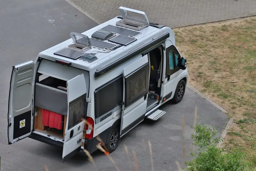Kamper sa solarnim panelima na krovu, pogled odozgo