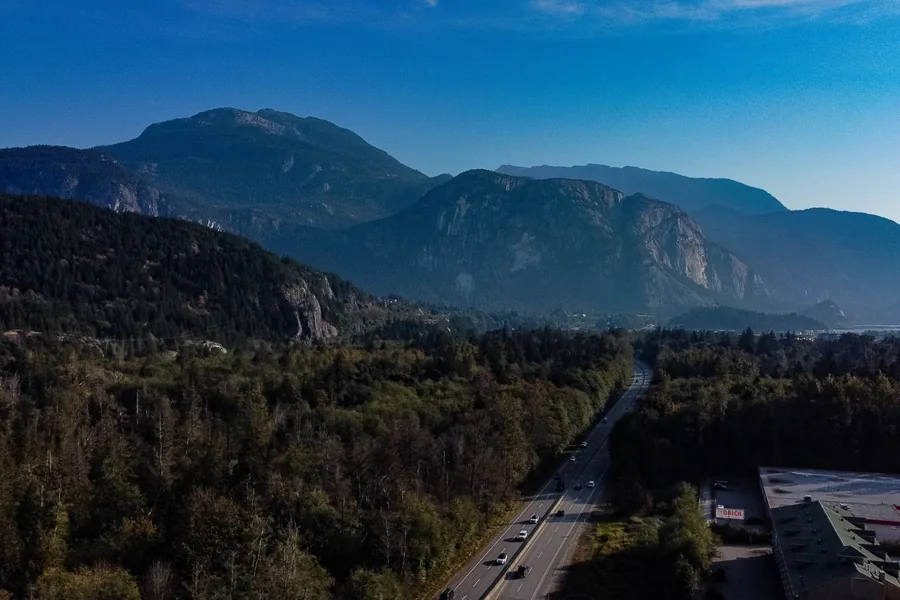 Autoput kroz šumu i planine